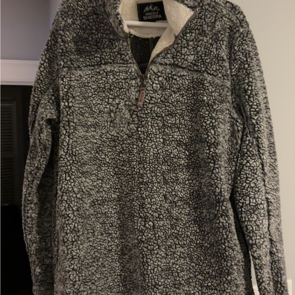 Sherpa Women's Fleece Pullover in Black and Gray